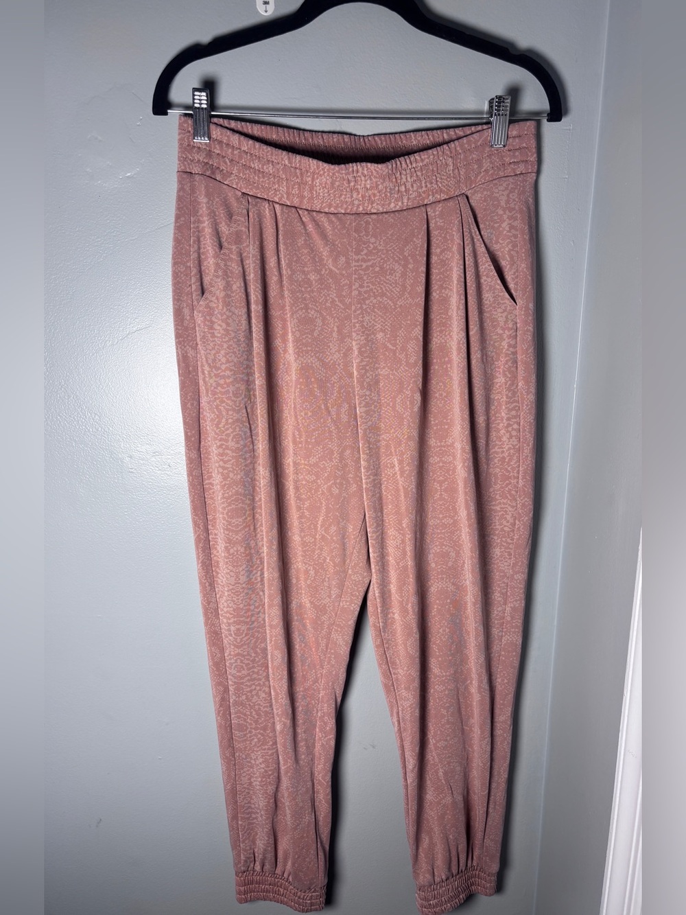 Express peach snakeskin pattern joggers pants size M